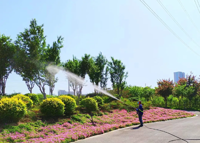 郑州市城管局开展夏季城市绿化管养工作 让“绿城”更“养眼”